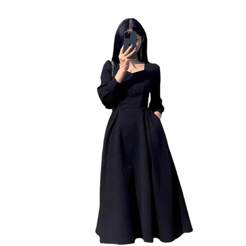 Hepburn-stílusú, derekat kiemelő, A-vonalú hosszú ujjú ruha, négyzet alakú gallérral, poliészter