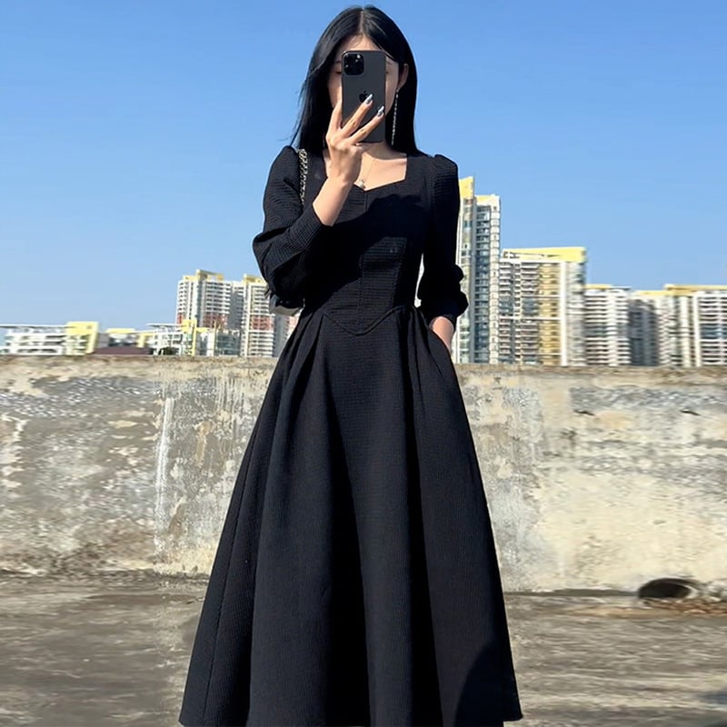 Hepburn-stílusú, derekat kiemelő, A-vonalú hosszú ujjú ruha, négyzet alakú gallérral, poliészter