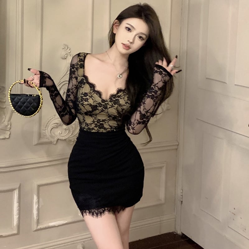 Haljina s visokim strukom, uski silueta na bokovima, kvadratni ovratnik, dugi rukavi, poliester.