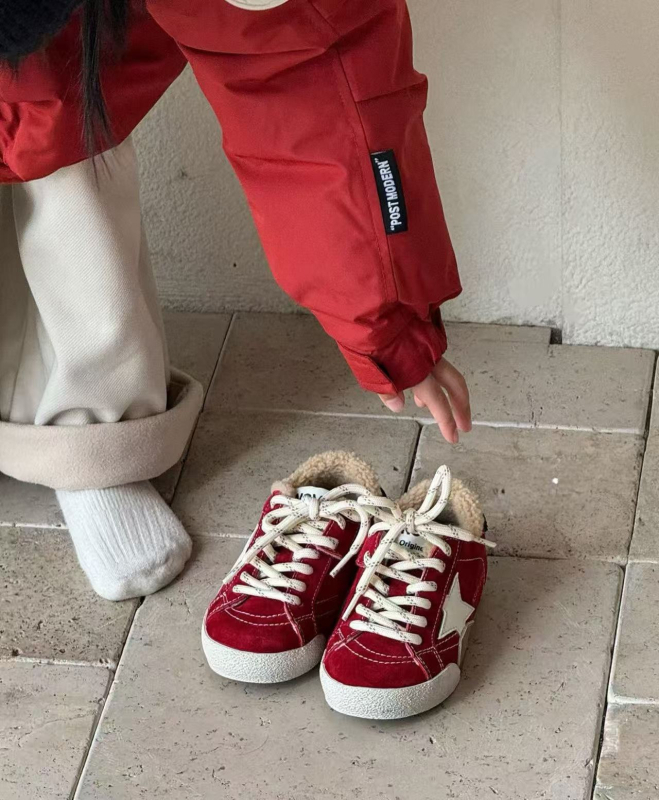 Детски маратонки унисекс със велкро, зимна подплата, дебела гумена подметка, горна част замшена кожа + свинска кожа (Унисекс, Зимни, Замшена кожа + свинска кожа, Подплата от агнешка вълна, Гума подметка с анти-слип)