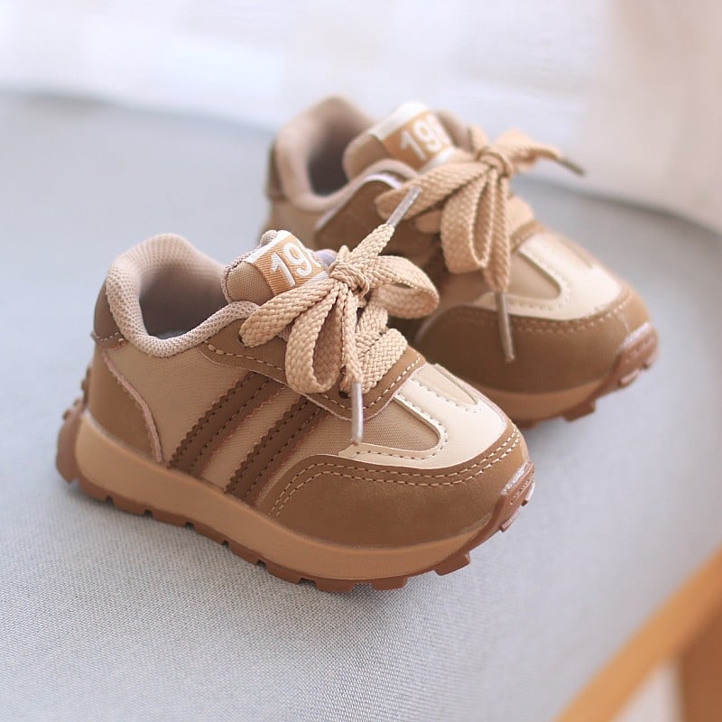 Uniszex gyerekcipő 1–3 éveseknek, légáteresztő, csúszásmentes, felsőrész szintetikus bőrből, talp bőr, Velcro-zárás, tavasz–ősz