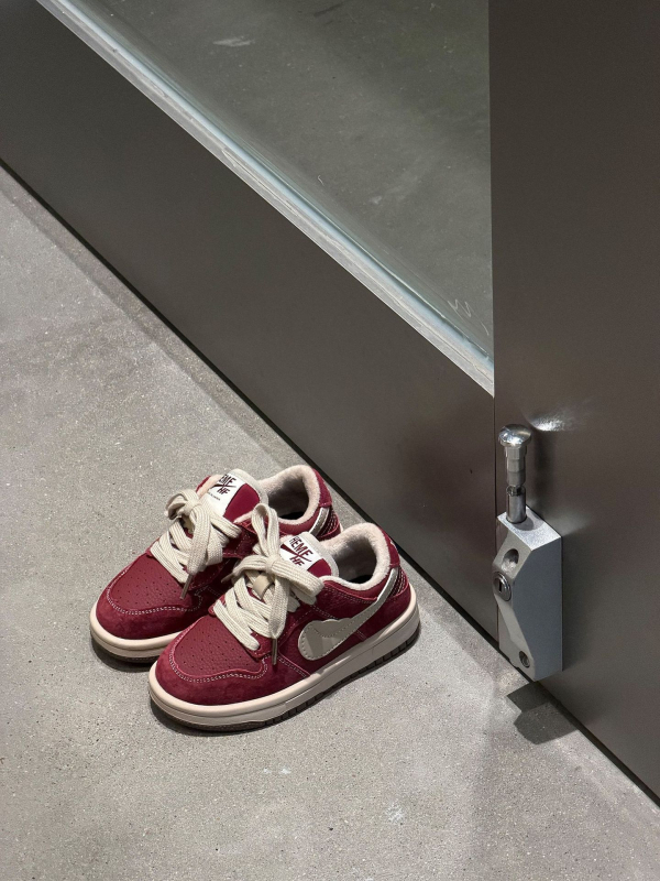 Dječje tenisice s Velcro za zimu — unisex, niski dizajn; gornji dio: teleća koža + mikrovlakna; potplat: guma; unutrašnjost: umjetno krzno; lagane, protuklizne, tople
