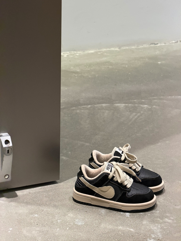 Dječje tenisice s Velcro za zimu — unisex, niski dizajn; gornji dio: teleća koža + mikrovlakna; potplat: guma; unutrašnjost: umjetno krzno; lagane, protuklizne, tople