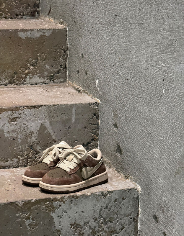 Dječje tenisice s Velcro za zimu — unisex, niski dizajn; gornji dio: teleća koža + mikrovlakna; potplat: guma; unutrašnjost: umjetno krzno; lagane, protuklizne, tople