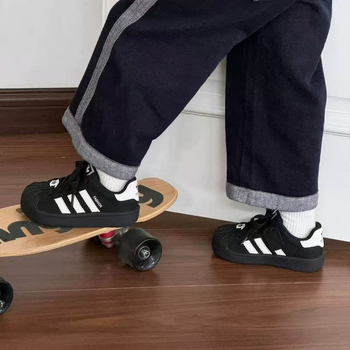 Dječje sportske tenisice, gornji dio od kože od mikrovlakana, gumena potplat, Velcro zatvarač, niski profil, tekstilna uložak