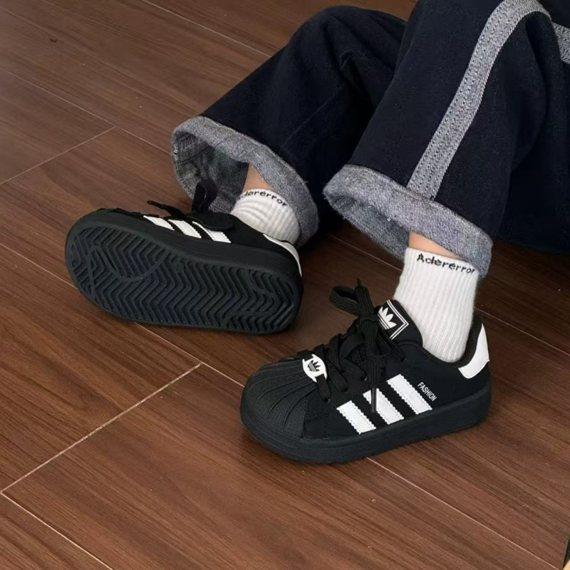 Dječje sportske tenisice, gornji dio od kože od mikrovlakana, gumena potplat, Velcro zatvarač, niski profil, tekstilna uložak