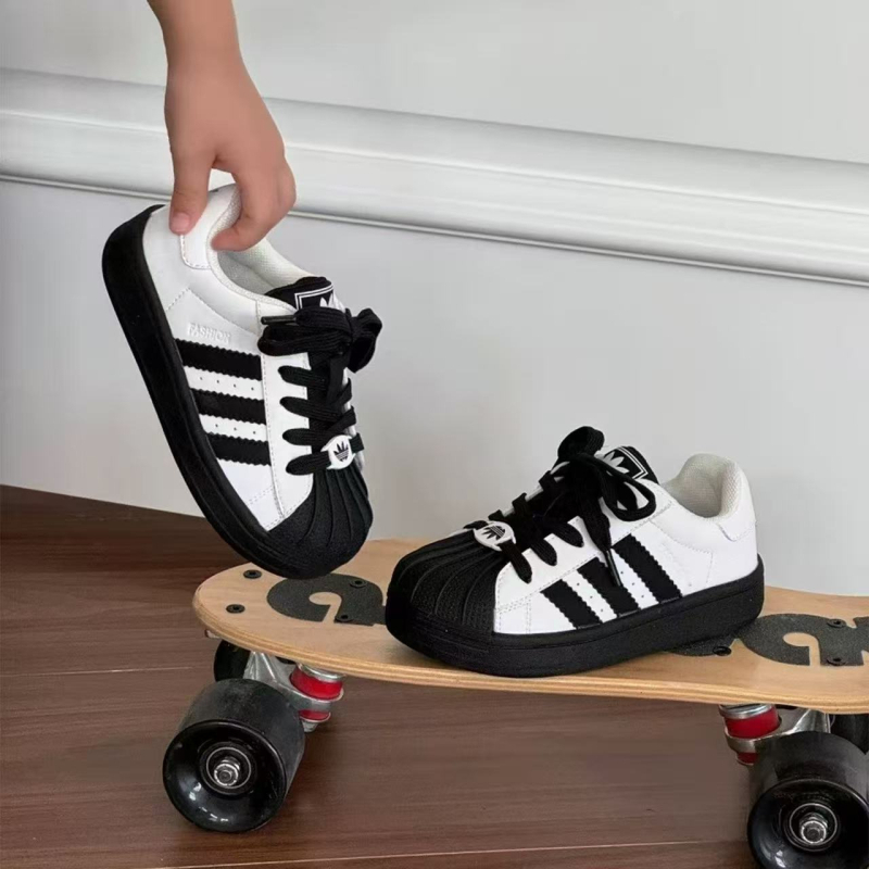 Dječje sportske tenisice, gornji dio od kože od mikrovlakana, gumena potplat, Velcro zatvarač, niski profil, tekstilna uložak