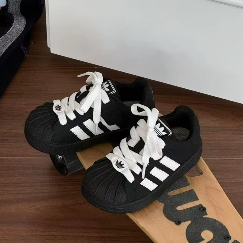 Dječje sportske tenisice, gornji dio od kože od mikrovlakana, gumena potplat, Velcro zatvarač, niski profil, tekstilna uložak