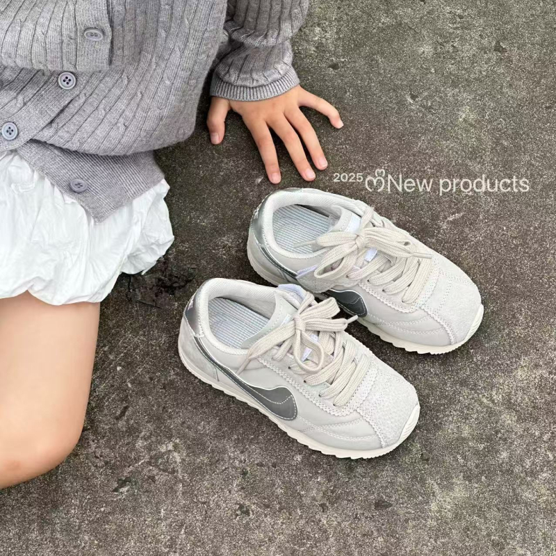 Unisex dječje tenisice u stilu njemačke vojske — nubuk gornji dio, prozračne i lagane, gumeni potplat protiv klizanja, Velcro zatvarač, izlazi jesenas 2025
