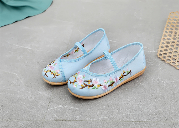 Hanfu lányoknak cipő, kínai stílusú hímzett gyerekcipő, satin felsőrész, PU belső és PU talp, műanyag talp, színpadi visehez