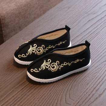 Etno stiliaus vaikų bateliai scenos pasirodymams, viršutinė dalis iš drobės, vidinė įdėklas iš medvilnės ir lino mišinio, pamušalas iš audinio, pada iš jautienos sausgyslės