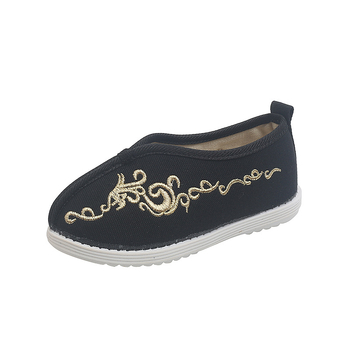 Etno stiliaus vaikų bateliai scenos pasirodymams, viršutinė dalis iš drobės, vidinė įdėklas iš medvilnės ir lino mišinio, pamušalas iš audinio, pada iš jautienos sausgyslės