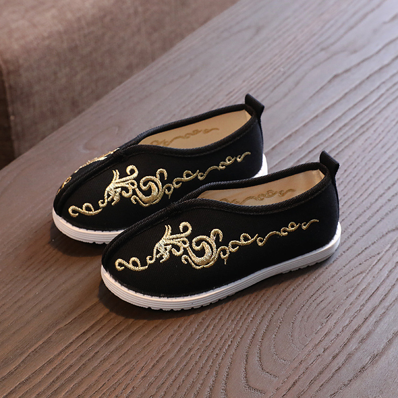 Etno stiliaus vaikų bateliai scenos pasirodymams, viršutinė dalis iš drobės, vidinė įdėklas iš medvilnės ir lino mišinio, pamušalas iš audinio, pada iš jautienos sausgyslės