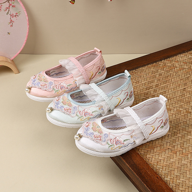 Etno-stílusú gyerek satin cipő, elasztikus pánttal; felső rész: satin; belső textil; talp: TPR