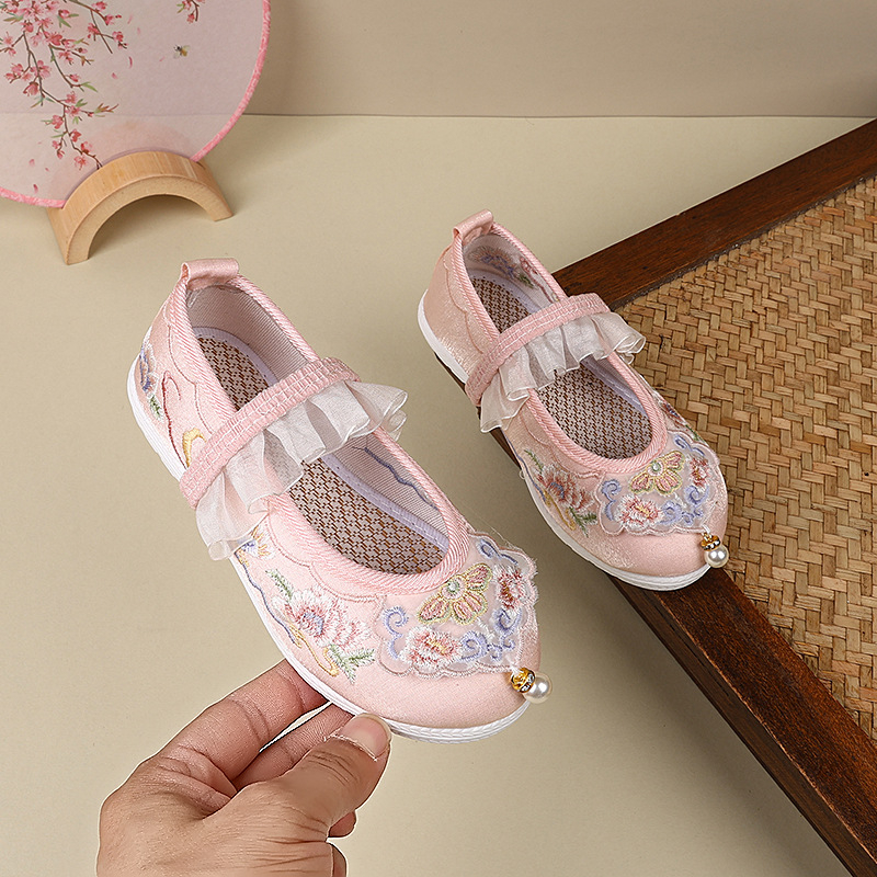 Etno-stílusú gyerek satin cipő, elasztikus pánttal; felső rész: satin; belső textil; talp: TPR