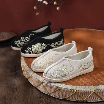 Traditsioonilised poiste riidejalatsid rahvatantsude jaoks | Ülemine: kunstnahk, Põhi: veiseliha kõõlus, Sulgemine: elastne riba, Triibuline muster