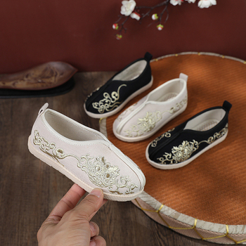 Traditsioonilised poiste riidejalatsid rahvatantsude jaoks | Ülemine: kunstnahk, Põhi: veiseliha kõõlus, Sulgemine: elastne riba, Triibuline muster