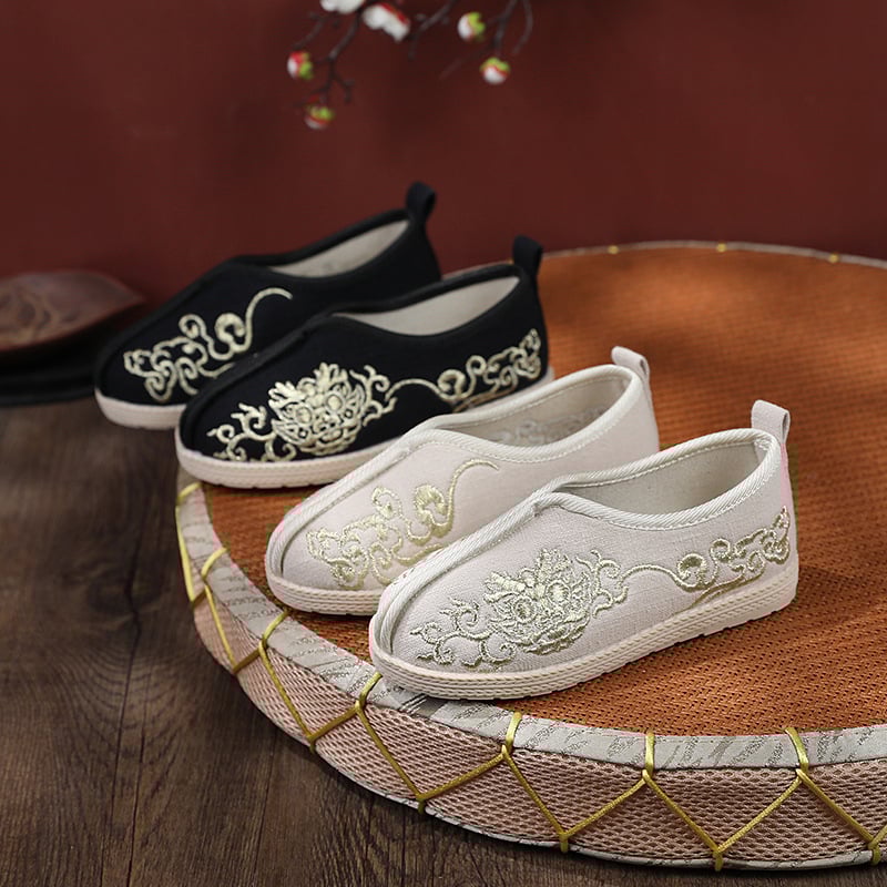 Traditsioonilised poiste riidejalatsid rahvatantsude jaoks | Ülemine: kunstnahk, Põhi: veiseliha kõõlus, Sulgemine: elastne riba, Triibuline muster