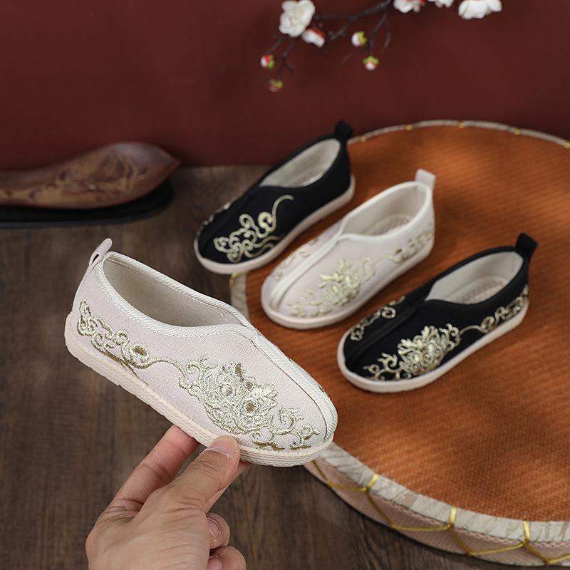 Traditsioonilised poiste riidejalatsid rahvatantsude jaoks | Ülemine: kunstnahk, Põhi: veiseliha kõõlus, Sulgemine: elastne riba, Triibuline muster