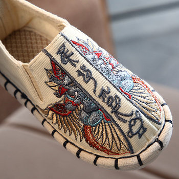 Laste kanga jalatsid – käsitsi õmmeldud, tikitud, kamuflaažne muster, ülaosa lõuendist, mitmekihiline tald, slip-on