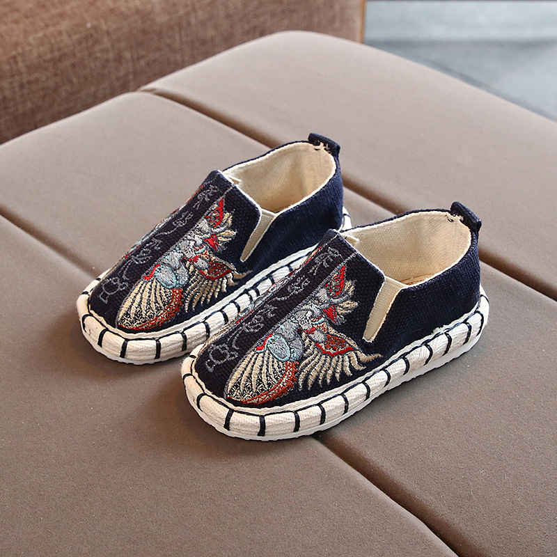 Laste kanga jalatsid – käsitsi õmmeldud, tikitud, kamuflaažne muster, ülaosa lõuendist, mitmekihiline tald, slip-on