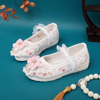 Lányoknak készült népi hímzéses vászon cipő (Felső: vászon; Belső: vászon; Talp: PVC; Zárás: elasztikus pánt; Stílus: etnikus)