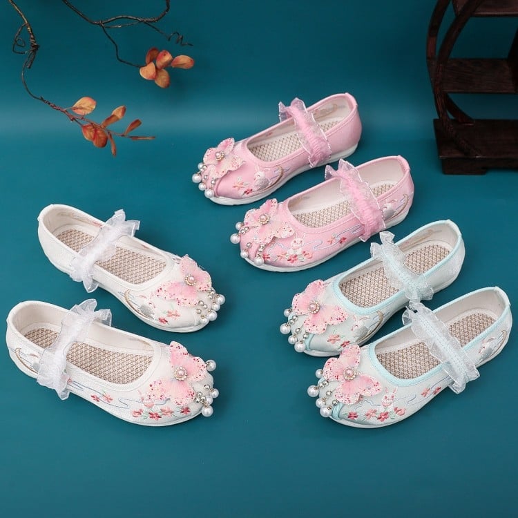 Lányoknak készült népi hímzéses vászon cipő (Felső: vászon; Belső: vászon; Talp: PVC; Zárás: elasztikus pánt; Stílus: etnikus)