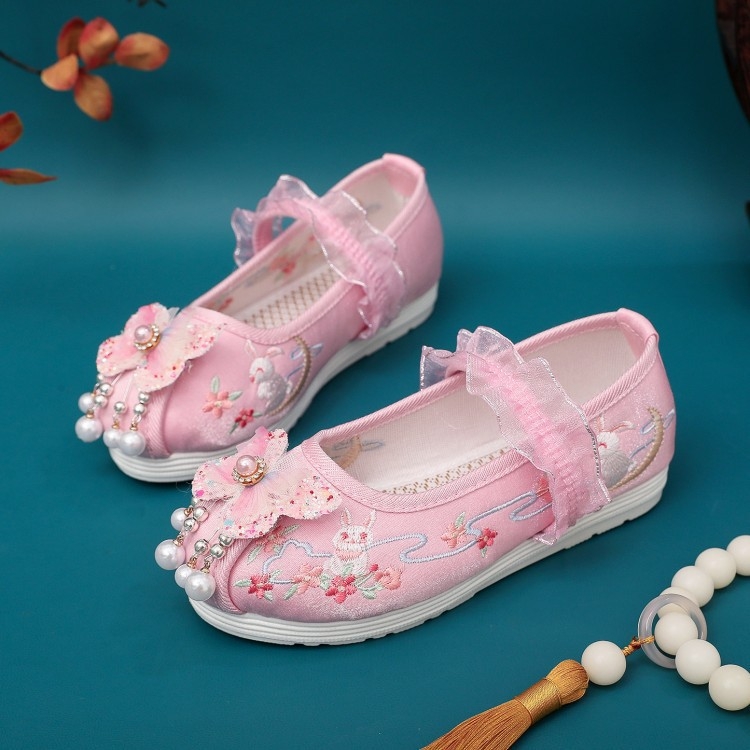 Lányoknak készült népi hímzéses vászon cipő (Felső: vászon; Belső: vászon; Talp: PVC; Zárás: elasztikus pánt; Stílus: etnikus)