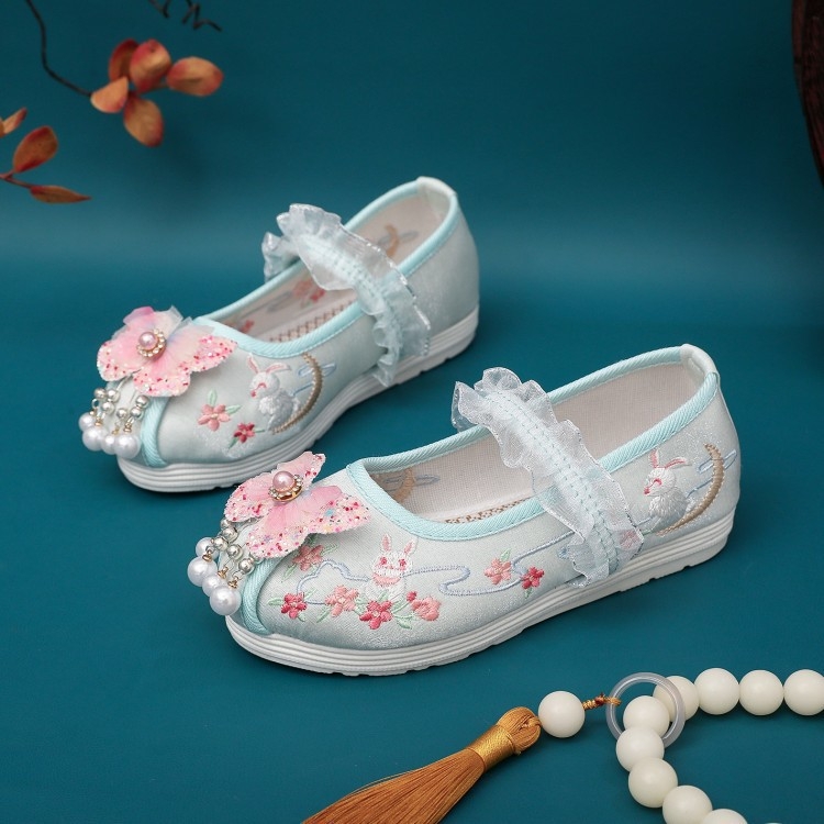 Lányoknak készült népi hímzéses vászon cipő (Felső: vászon; Belső: vászon; Talp: PVC; Zárás: elasztikus pánt; Stílus: etnikus)