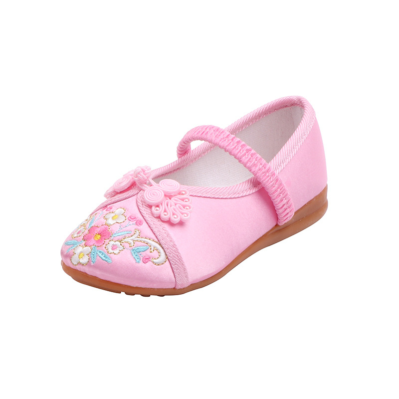 Fiatal lányoknak tervezett etno-stílusú hímzett vászoncipő satin felsőrésszel, pamut béléssel, textil talppal – kézműves kivitelezésű előadásokhoz