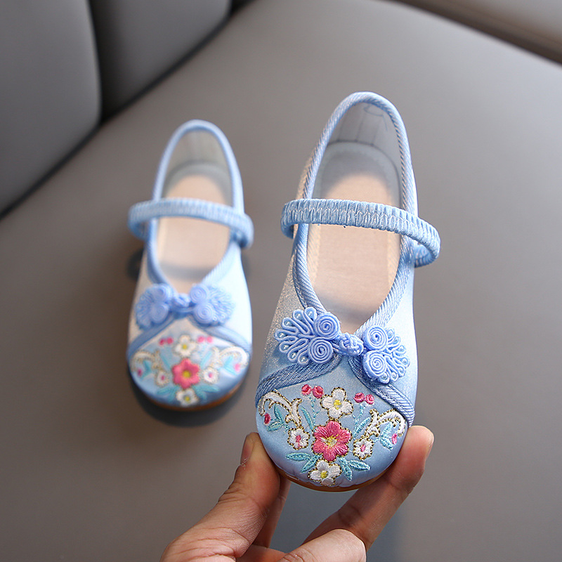 Fiatal lányoknak tervezett etno-stílusú hímzett vászoncipő satin felsőrésszel, pamut béléssel, textil talppal – kézműves kivitelezésű előadásokhoz