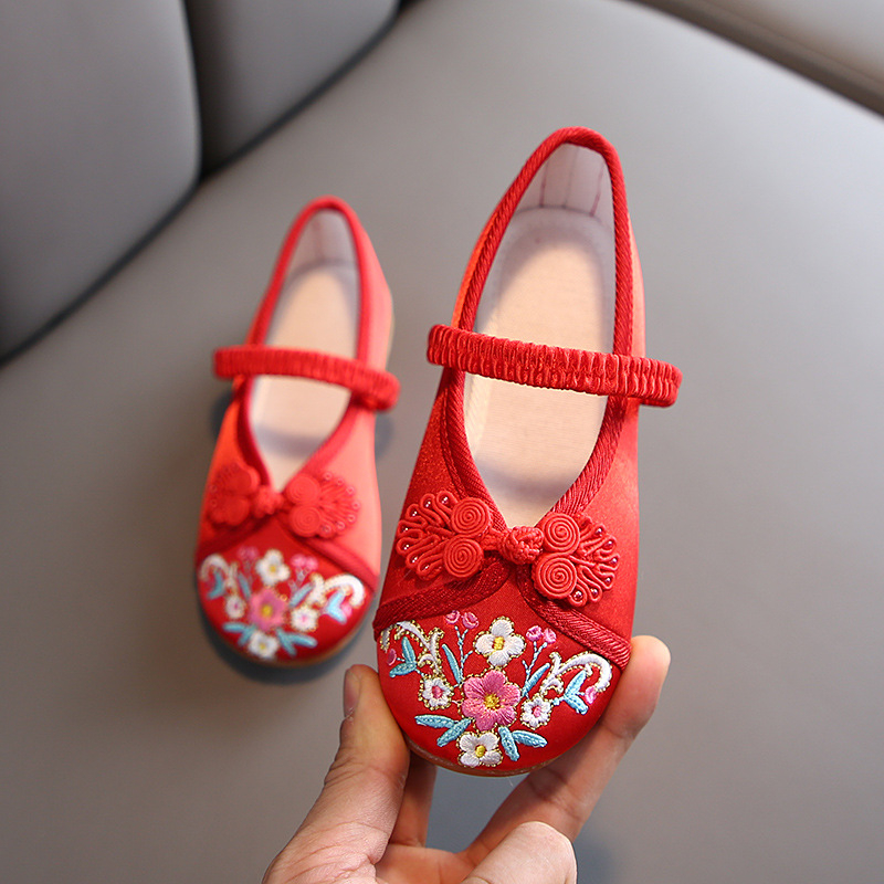 Fiatal lányoknak tervezett etno-stílusú hímzett vászoncipő satin felsőrésszel, pamut béléssel, textil talppal – kézműves kivitelezésű előadásokhoz