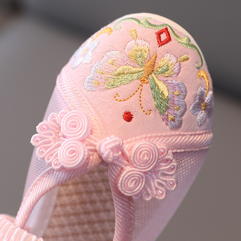 Gyerekeknek készült szandál, hímzett hálós felsőrésszel, Kínai Köztársaság stílusa, elasztikus pánttal záródó, lányoknak 3–11 éves korig