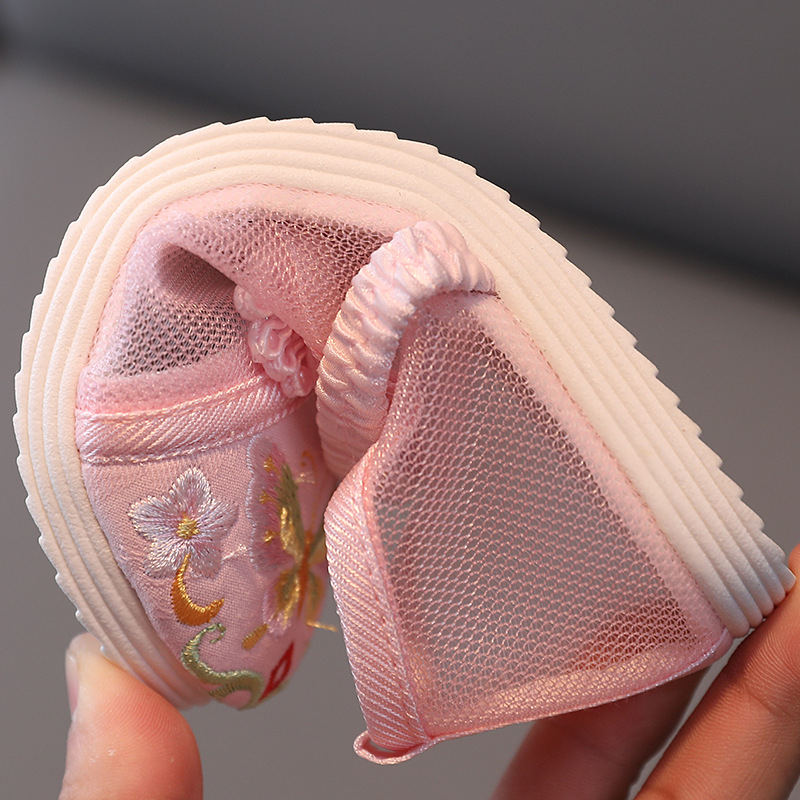 Gyerekeknek készült szandál, hímzett hálós felsőrésszel, Kínai Köztársaság stílusa, elasztikus pánttal záródó, lányoknak 3–11 éves korig