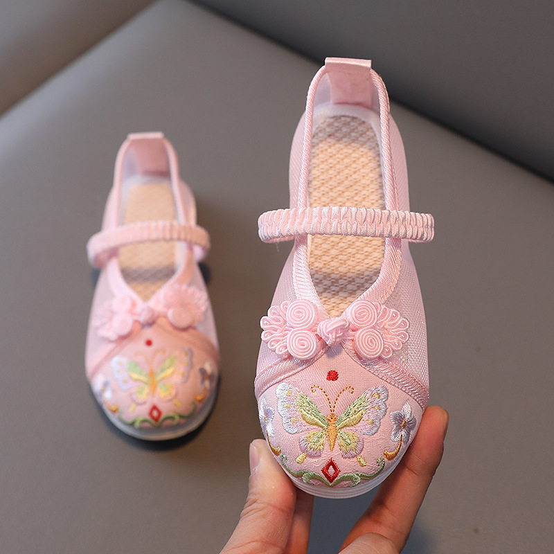 Gyerekeknek készült szandál, hímzett hálós felsőrésszel, Kínai Köztársaság stílusa, elasztikus pánttal záródó, lányoknak 3–11 éves korig