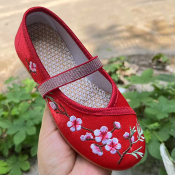 Ukrašene Hanfu plesne cipele, svilen gornji dio, potplat od telećeg tetiva, kopča s jednom remenom, niske platnene cipele