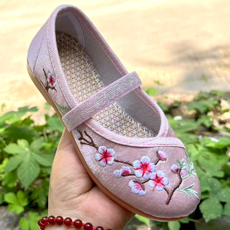 Ukrašene Hanfu plesne cipele, svilen gornji dio, potplat od telećeg tetiva, kopča s jednom remenom, niske platnene cipele