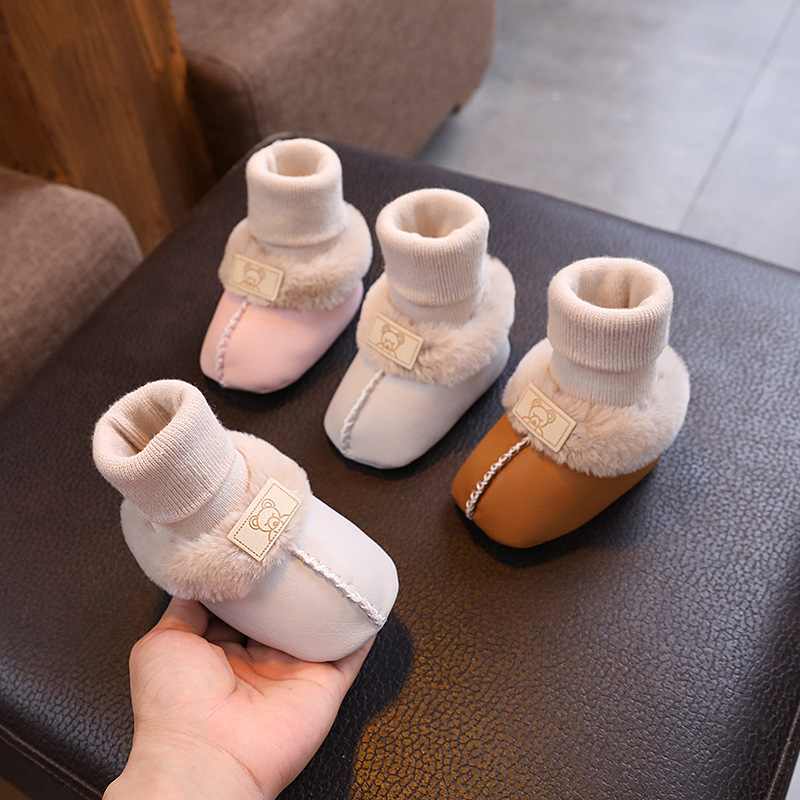 Papuči i čarape za bebe – Unisex, gornji dio od sintetičke kože, flis unutrašnjost, mekana potplata, 6-12 mjeseci
