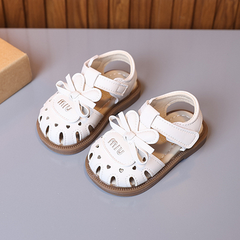 Sandale pentru fete, 12–36 luni, partea superioară din piele sintetică, închidere cu Velcro, respirante și antiderapante