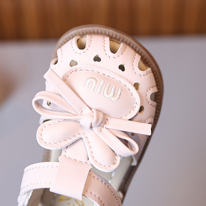 Sandale pentru fete, 12–36 luni, partea superioară din piele sintetică, închidere cu Velcro, respirante și antiderapante