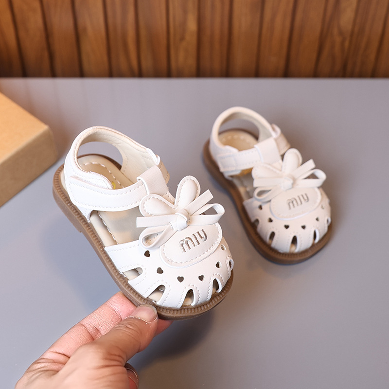 Sandale pentru fete, 12–36 luni, partea superioară din piele sintetică, închidere cu Velcro, respirante și antiderapante