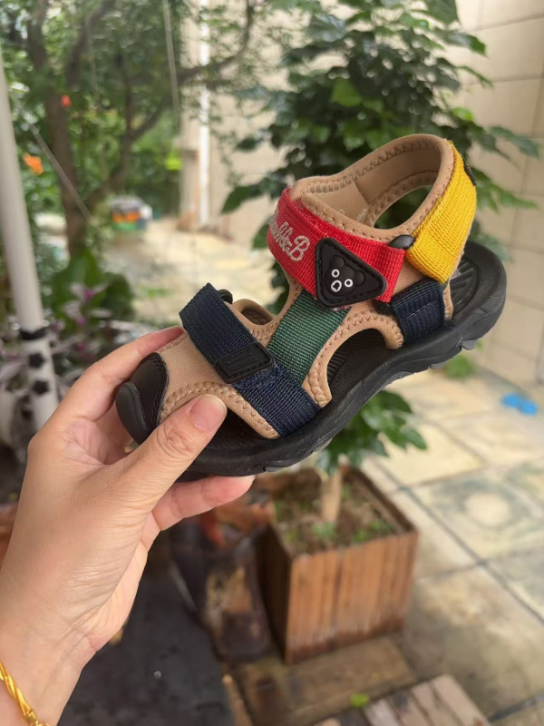 2025 nova dječja vanjska protuklizna sandala za plažu s color-block dizajnom i Velcro zatvaračem