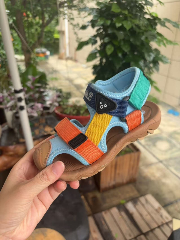 2025 nova dječja vanjska protuklizna sandala za plažu s color-block dizajnom i Velcro zatvaračem