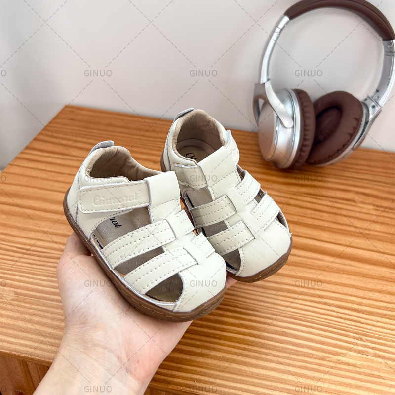 Nyári gyerek szandál — felső rész ultrafin bőrből, lélegző egyrétegű talp, alacsony kivitel, Velcro-zár, 12–36 hónapos korosztálynak