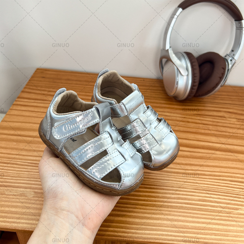 Nyári gyerek szandál — felső rész ultrafin bőrből, lélegző egyrétegű talp, alacsony kivitel, Velcro-zár, 12–36 hónapos korosztálynak