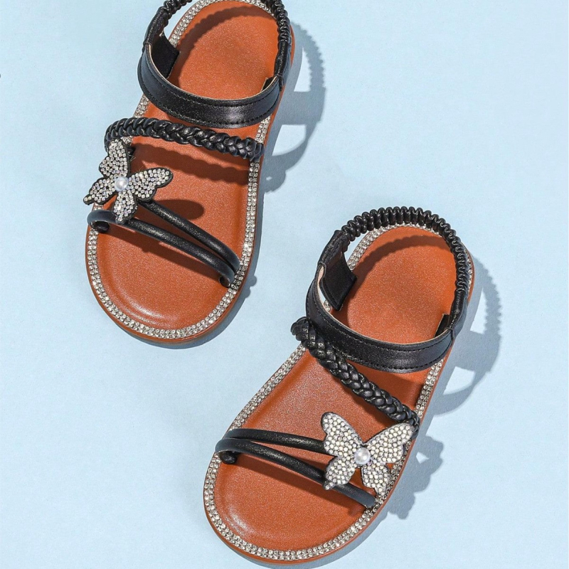 Sandale plate cu fundă din strasuri și curea elastică; partea superioară PU, talpă PVC, vârf rotund, pentru fete