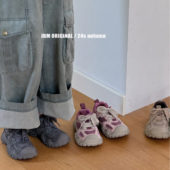 Gyerekeknek való futócipők kültéri ösvényekhez magasságot növelő kialakítással, felsőrész szintetikus bőrből, gumitalp, uniszex, 4–16 éveseknek.