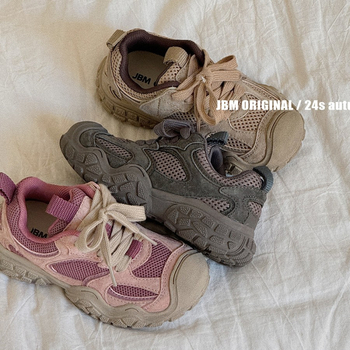 Gyerekeknek való futócipők kültéri ösvényekhez magasságot növelő kialakítással, felsőrész szintetikus bőrből, gumitalp, uniszex, 4–16 éveseknek.