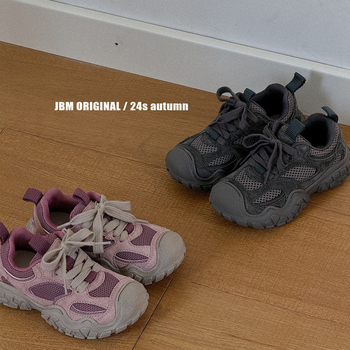 Gyerekeknek való futócipők kültéri ösvényekhez magasságot növelő kialakítással, felsőrész szintetikus bőrből, gumitalp, uniszex, 4–16 éveseknek.