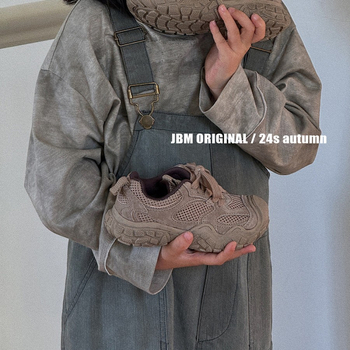 Gyerekeknek való futócipők kültéri ösvényekhez magasságot növelő kialakítással, felsőrész szintetikus bőrből, gumitalp, uniszex, 4–16 éveseknek.